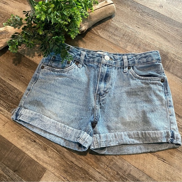 LEVIS Medium/Light Wash Girlfriend Shorty Jean Shorts, Size 14 Regular - Picture 1 of 10